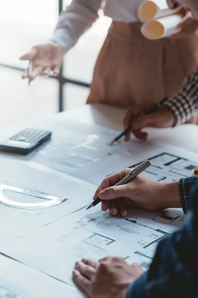 architecte travaillant sur les plans pour la construction d'une maison en bois près de Nantes